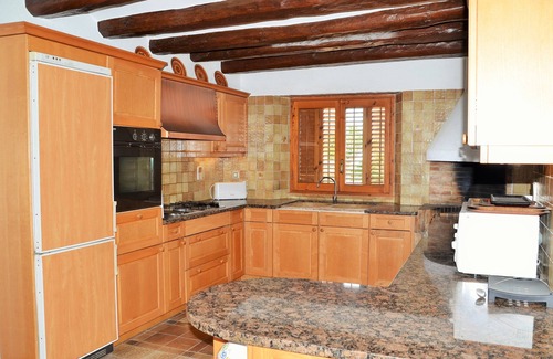 Vilafranca del Penedés Villa | Holiday mansion close to beach and village. House for 14 persons.