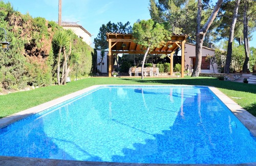 Vilafranca del Penedés Villa | Holiday mansion close to beach and village. House for 14 persons.