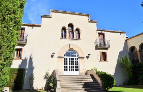 Vilafranca del Penedés Villa | Holiday mansion close to beach and village. House for 14 persons.