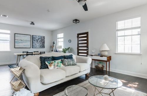 East Cesar Chavez Casa | Holiday Escape- Pool, King Beds & Christmas New Year Ready