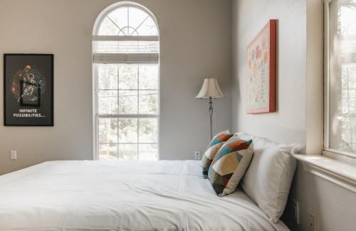 East Cesar Chavez Casa | Holiday Escape- Pool, King Beds & Christmas New Year Ready