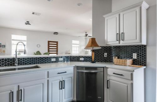 East Cesar Chavez Casa | Holiday Escape- Pool, King Beds & Christmas New Year Ready