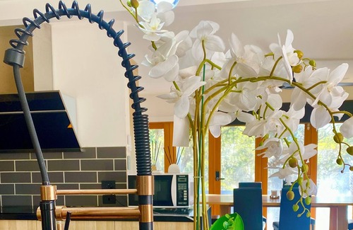 Macgregor Casa | Holiday Family Home Near Westfield Easy Access to City Free Wifi & Parking