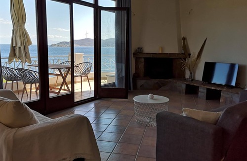 Agii Apostoli Apartamento | Holiday flat with great sea view, directly by the sea in Agii Apostoli, Euboea.