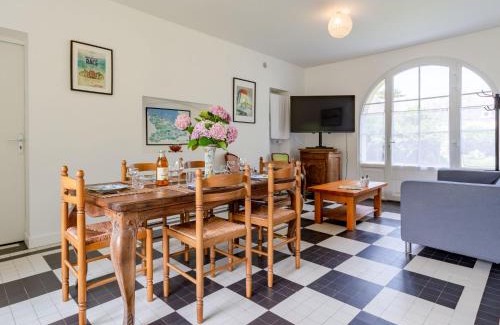 Englesqueville-la-Percee Casa | Holiday Home Maison Sainte Claire by Interhome