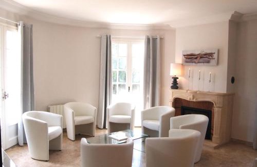 Saint-Jouan-des-Guerets Casa | Holiday Home La Villa by Interhome