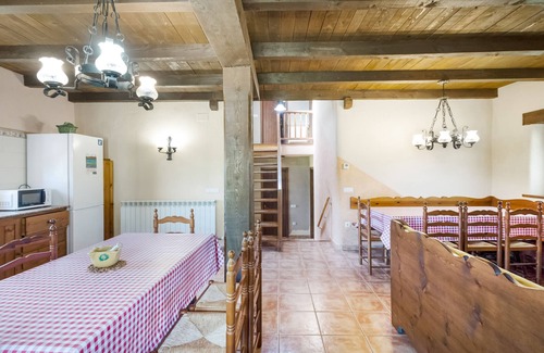 Sant Boi de Llucanes Casa | Casa de vacaciones 'La Cirera' con vistas a la montaña, piscina compartida y Wi-Fi