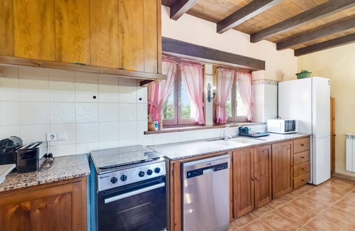 Sant Boi de Llucanes Casa | Casa de vacaciones 'La Cirera' con vistas a la montaña, piscina compartida y Wi-Fi