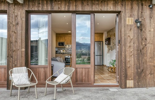 La Vall d'en Bas Casa | Casa de vacaciones 'La Cabanya De La Rovira' con vistas a la montaña, terraza y Wi-Fi