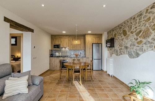 La Vall d'en Bas Casa | Casa de vacaciones 'La Cabanya De La Rovira' con vistas a la montaña, terraza y Wi-Fi