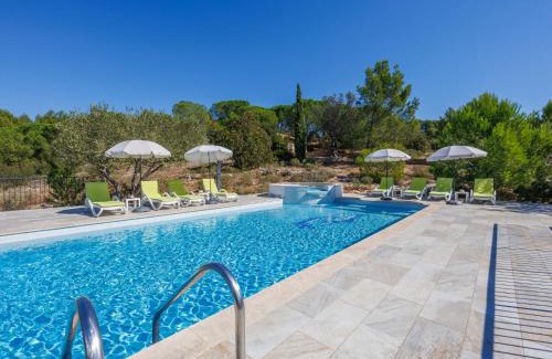 Saint-Hilaire-d'Ozilhan Casa | Holiday Home Les Garrigues d'Ozilhan by Interhome