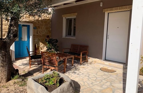San Giovanni Suergiu Casa | Casa de vacaciones 'Domu Quesada' con terraza privada, Wi-Fi y aire acondicionado