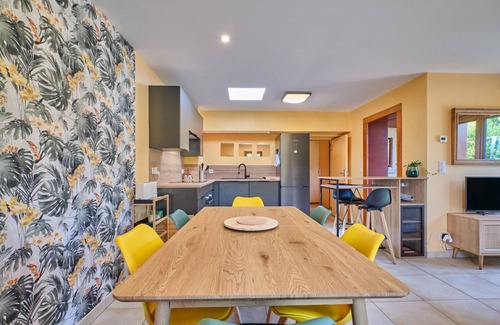 Saint-Antoine-l'Abbaye Casa | Casa de vacaciones 'Les Bambous' con terraza privada y Wi-Fi