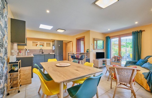 Saint-Antoine-l'Abbaye Casa | Casa de vacaciones 'Les Bambous' con terraza privada y Wi-Fi
