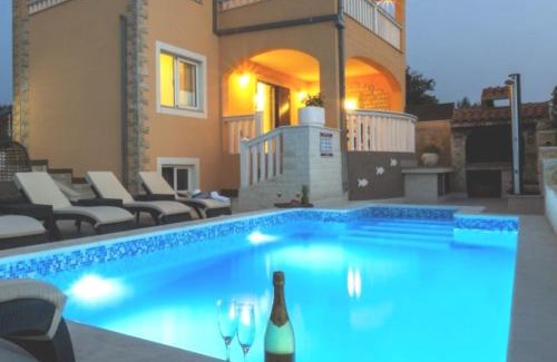 Razanj Casa | Holiday Home Ante - with pool & gym