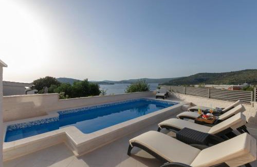 Razanj Casa | Holiday Home Ante - with pool & gym