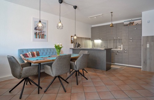Norddeich Casa | Holiday Home 'Biene Am Meer' with Private Terrace and Wi-Fi
