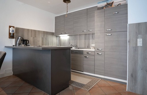 Norddeich Casa | Holiday Home 'Biene Am Meer' with Private Terrace and Wi-Fi