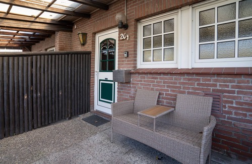 Norddeich Casa | Holiday Home 'Biene Am Meer' with Private Terrace and Wi-Fi