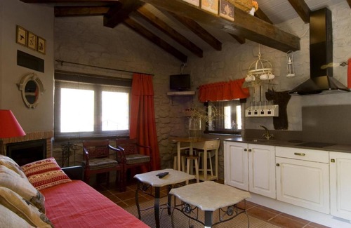 San Román de Cameros Casa | Casa de vacaciones 'Casa Concejos' con vistas a la montaña, piscina compartida y Wi-Fi