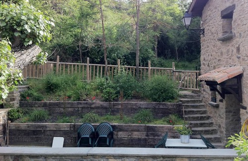 San Román de Cameros Casa | Casa de vacaciones 'Casa Concejos' con vistas a la montaña, piscina compartida y Wi-Fi