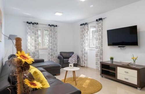Prodol Casa | Holiday Home Casetta Filip by Interhome
