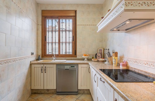 Almodovar del Río Casa | Casa de vacaciones 'León' con terraza privada, Wi-Fi y aire acondicionado