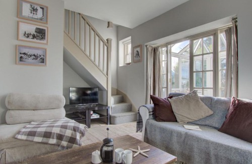 Fairlight Casa | Holiday Home Fairlight Coastguard by Interhome