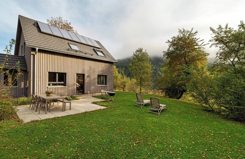 Huzenbach Casa | Holiday Home 'Ferienhaus Lug Ins Tal' with Mountain View, Private Terrace and Wi-Fi