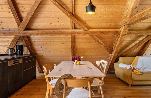 Oberreichenbach Casa | Casa de vacaciones 'Ferienhaus Kornspeicher' con vistas a la montaña, terraza y Wi-Fi