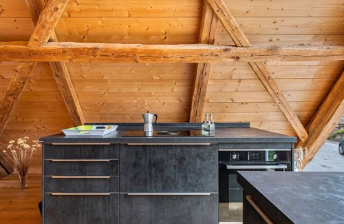 Oberreichenbach Casa | Casa de vacaciones 'Ferienhaus Kornspeicher' con vistas a la montaña, terraza y Wi-Fi
