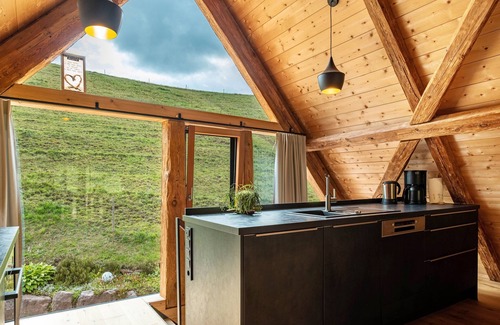 Oberreichenbach Casa | Casa de vacaciones 'Ferienhaus Kornspeicher' con vistas a la montaña, terraza y Wi-Fi