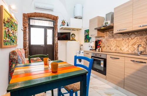 Old Town Casa | Holiday Home 'Finicchia Art House' with Wi-Fi and Air Conditioning