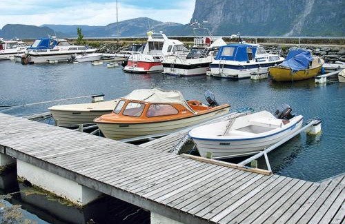 Hyllestad Casa | Holiday Home Fjordperlen by Interhome