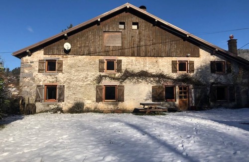 Basse-sur-le-Rupt Casa | Holiday Home 'La Louve' with Mountain View, Private Terrace and Wi-Fi