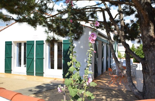 La Tranche-sur-Mer Casa | Holiday Home 'Les Floralies' with Private Terrace, Private Garden and Wi-Fi