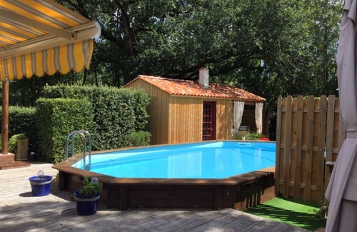 Nalliers Casa | Holiday Home 'Gîte Les Iris Nalliers' with Shared Pool, Shared Terrace and Wi-Fi