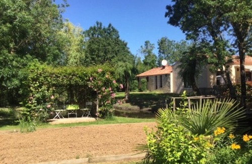 Nalliers Casa | Holiday Home 'Gîte Les Iris Nalliers' with Shared Pool, Shared Terrace and Wi-Fi