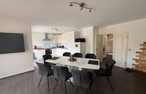 Beselin Casa | Holiday Home 'Großes Im Grünen -' with Private Terrace, Private Garden and Wi-Fi
