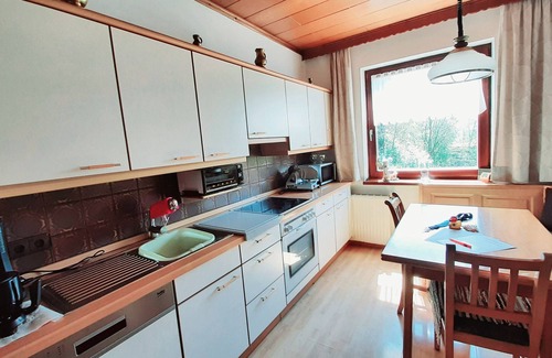 Spielberg Casa | Casa de vacaciones 'Haus Am Ring' con terraza privada, jardín privado y Wi-Fi