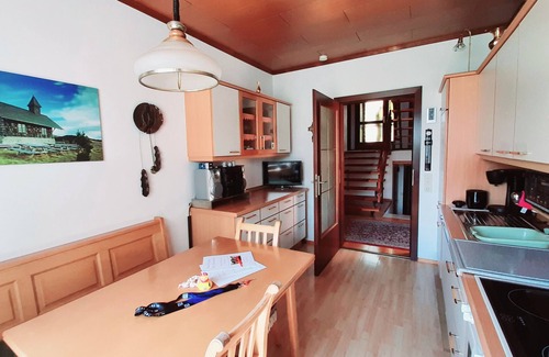 Spielberg Casa | Casa de vacaciones 'Haus Am Ring' con terraza privada, jardín privado y Wi-Fi