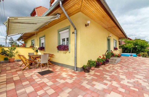 Balatonmariafurdo Casa | Casa vacacional en una zona tranquila con aire acondicionado e internet