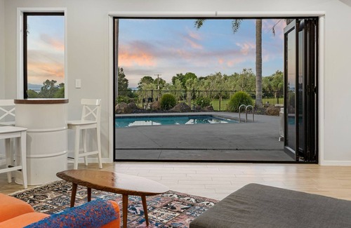 Clarks Beach Casa | Holiday Home I Heated Pool