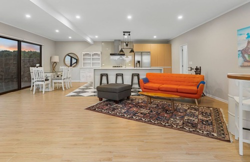 Clarks Beach Casa | Holiday Home I Heated Pool