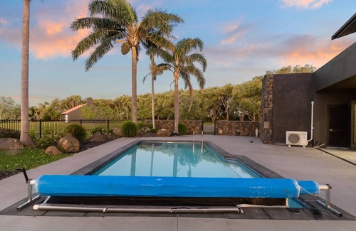 Clarks Beach Casa | Holiday Home I Heated Pool