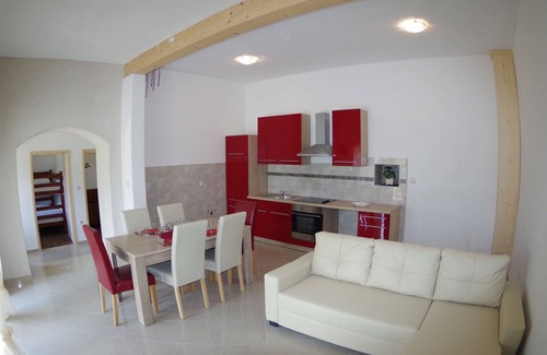 Sajini Apartamento | Casa en Šajini con piscina cerca de playa