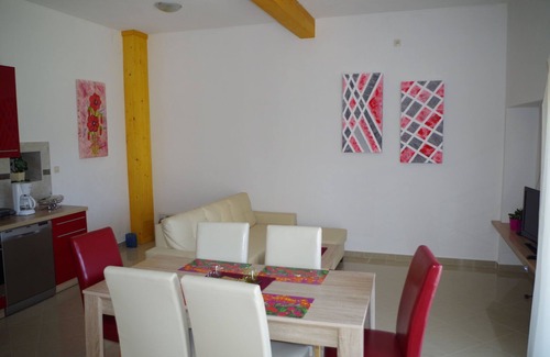 Sajini Apartamento | Casa en Šajini con piscina cerca de playa