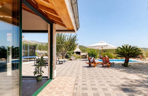 Marina Chalet De Esquí | Holiday home in a small village - sourrounded by olives and nature
