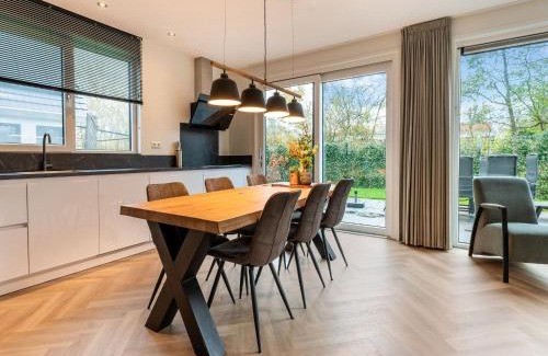 De Koog Casa | Holiday Home in De Koog with Sauna and Garden