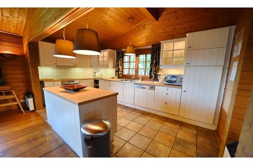 Weris Casa | Precioso chalet de madera con gran jardín.